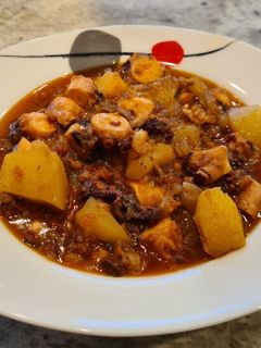 Una foto de Pulpo encebollado con chorizo y patatas