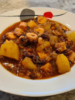 Una foto de Pulpo encebollado con chorizo y patatas