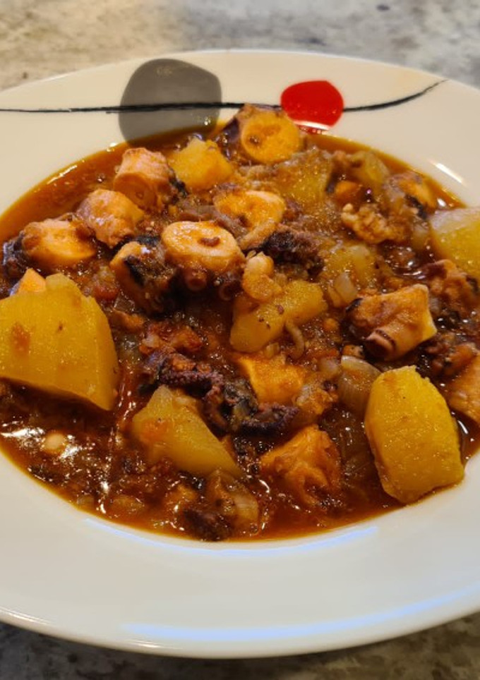 Una foto de Pulpo encebollado con chorizo y patatas