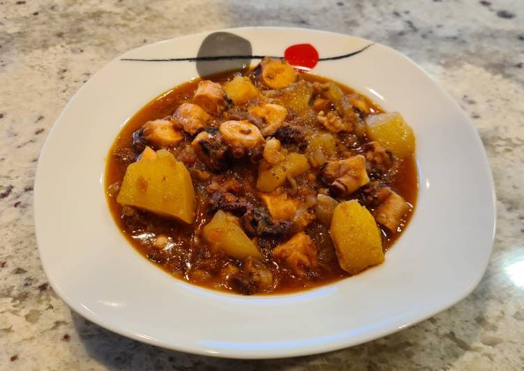Pulpo encebollado con chorizo y patatas