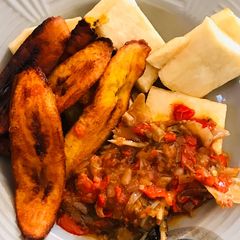 A picture of Yam nd plantain combo with sauce.