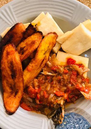 A picture of Yam nd plantain combo with sauce.