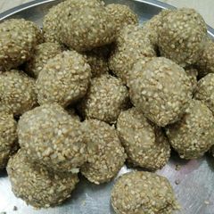 A picture of Til ke ladoo with khoya.