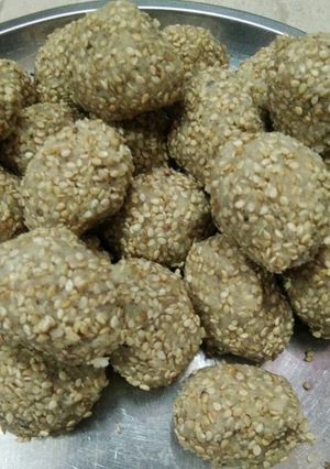 A picture of Til ke ladoo with khoya.
