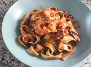 Una foto de Tallarines Frutti di Mare con tomate seco