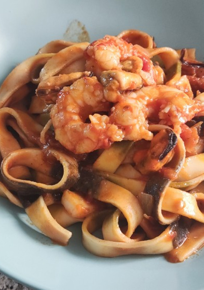 Una foto de Tallarines Frutti di Mare con tomate seco