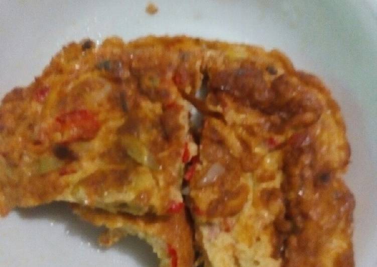 Telur dadar merah merona (pedas)