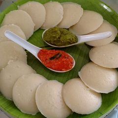 A picture of Idli and chutney.