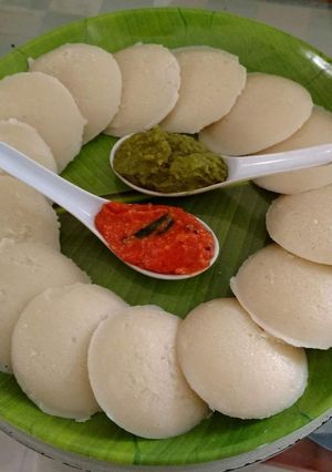 A picture of Idli and chutney.