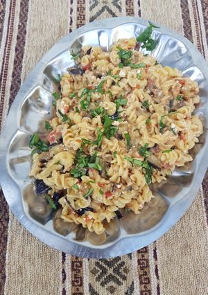Una foto de Fideos tirabuzones con berenjena