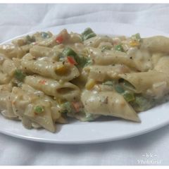 A picture of Pasta in white sauce.