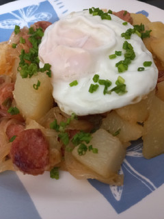 Una foto de Papas con longaniza y cebolla