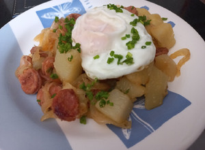 Una foto de Papas con longaniza y cebolla