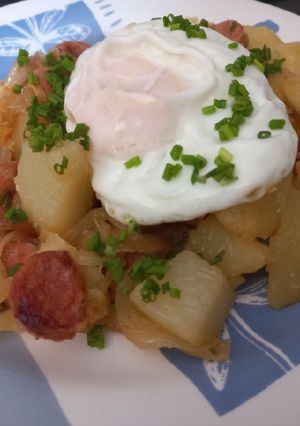 Una foto de Papas con longaniza y cebolla