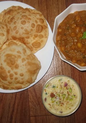 A picture of Chole bhatura with Rice kheer.