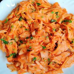 A picture of Creamy roasted red pepper pasta.