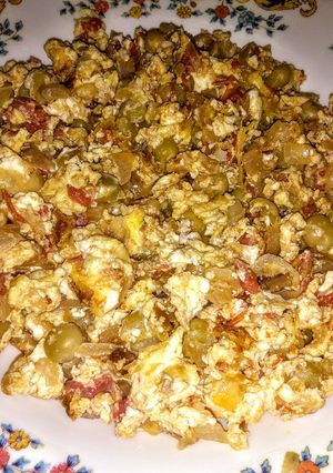 صورة لوصفة حمسة بازلاء مع البيض 🥚🍅🧅😋