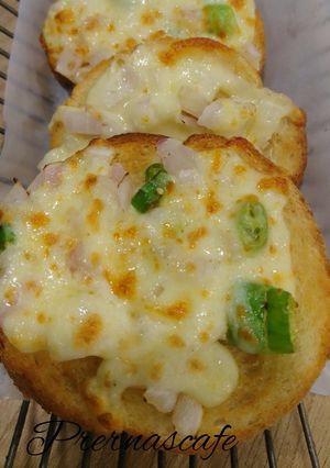 A picture of Cheesy Garlic Bread.