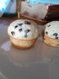 Una foto de Muffins con chips y plátano