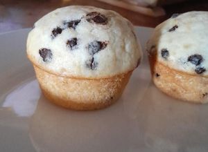 Una foto de Muffins con chips y plátano