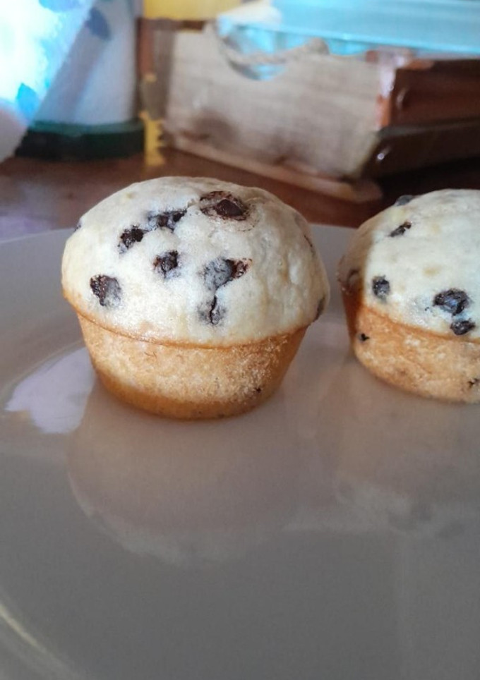 Una foto de Muffins con chips y plátano