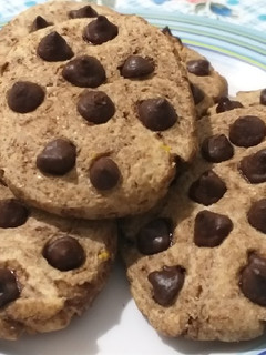 Una foto de Galletitas integrales marmoladas con chips de chocolate