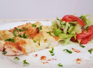 O poză a rețetei Sufleu de conopidă la cuptor cu smântână și șuncă.