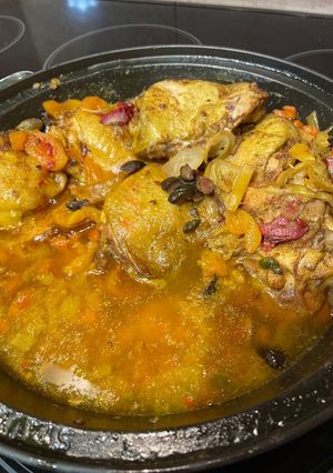 A picture of Tagine chicken with olives and preserved chicken.