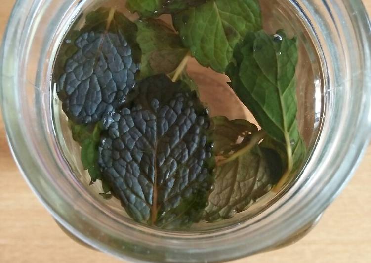 Bagaimana Membuat Minuman Daun Mint Simpel Anti Gagal