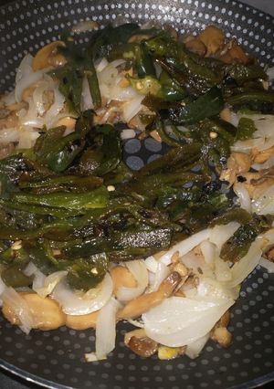 Una foto de Espinacas, rajas y champiñones