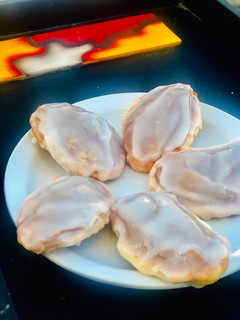 Una foto de Colaciones CORDOBESAS de Dulce de leche con baño glasé (súper fácil)