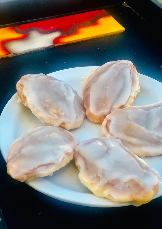 Una foto de Colaciones CORDOBESAS de Dulce de leche con baño glasé (súper fácil)