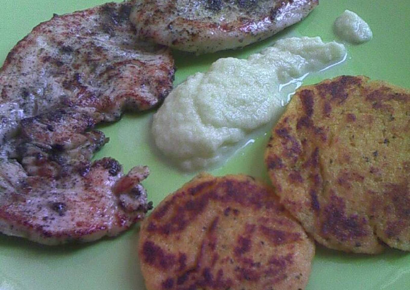 Pechugas maceradas con arepas de verdura y alioli de brócoli