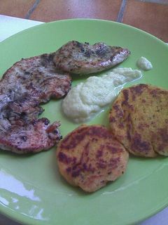 Una foto de Pechugas maceradas con arepas de verdura y alioli de brócoli