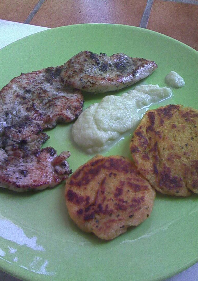 Una foto de Pechugas maceradas con arepas de verdura y alioli de brócoli