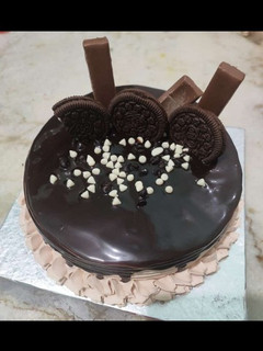 A picture of Oreo chocolate cake 😋 Oreo Biscuit chocolate cake 😋.