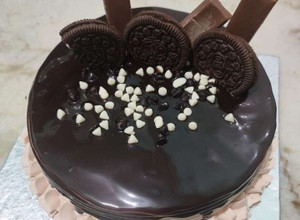 A picture of Oreo chocolate cake 😋 Oreo Biscuit chocolate cake 😋.