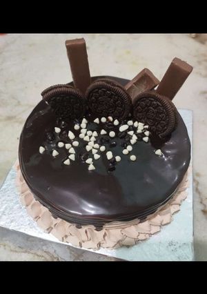A picture of Oreo chocolate cake 😋 Oreo Biscuit chocolate cake 😋.