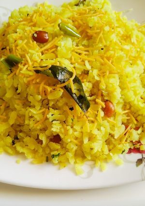 कांदा पोहे (Kanda pohe recipe in hindi) रेसिपी मुख्य फोटो