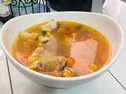 Una foto de sopa caldosa con brócoli