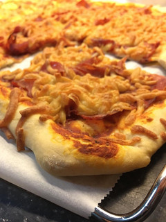Una foto de Pizza de jamón serrano con queso