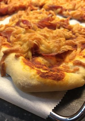 Foto principal de Pizza de jamón serrano con queso