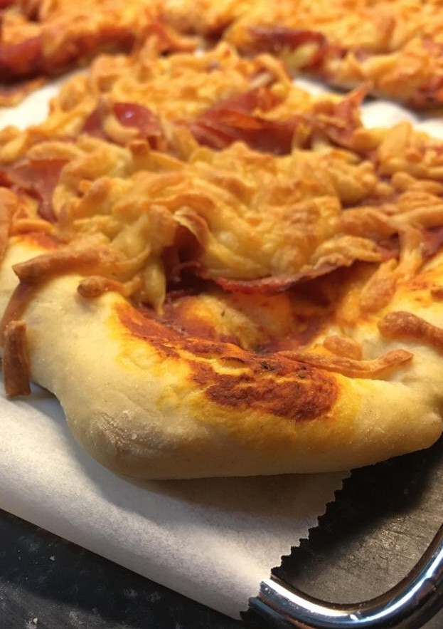 Una foto de Pizza de jamón serrano con queso