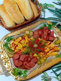 عکسی از دستور ساندویچ سوسیس و سیب زمینی سرخ کرده (سینی مزه ناسالم من😉)