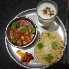 Paneer tikka masala with cheese naan A picture of Paneer tikka masala with cheese naan.