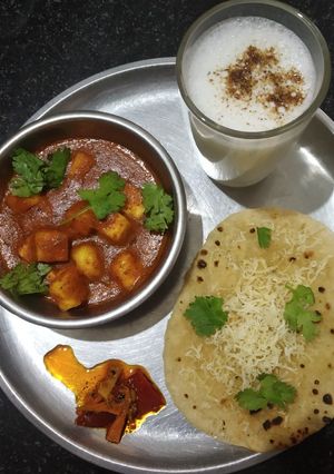 A picture of Paneer tikka masala with cheese naan.