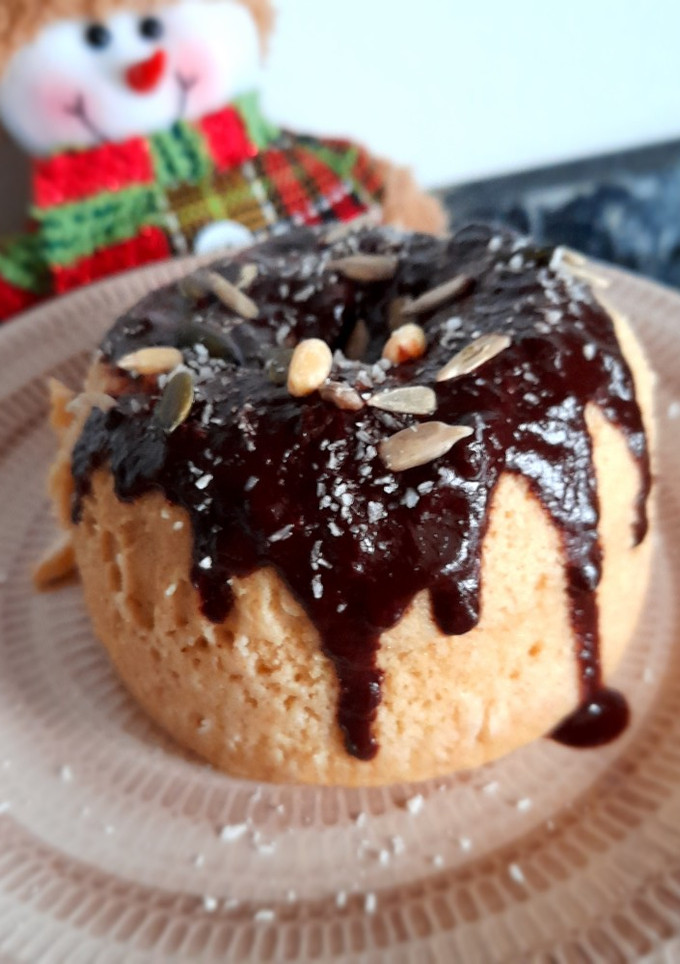 Una foto de Mug cake de Naranja, Chocolate y Coco 🍊🍫🥥