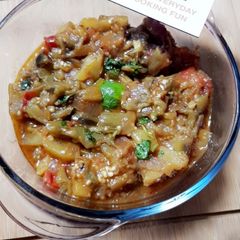 Aloo baingan (Potato brinjal) A picture of Aloo baingan (Potato brinjal).