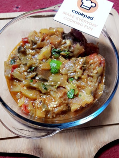 A picture of Aloo baingan (Potato brinjal).