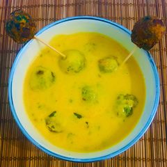 A picture of Punjabi Styled Kadhi Pakora-Spinach Onion Fritters Dunked In Sour and Tangy Yogurt Curry😋.